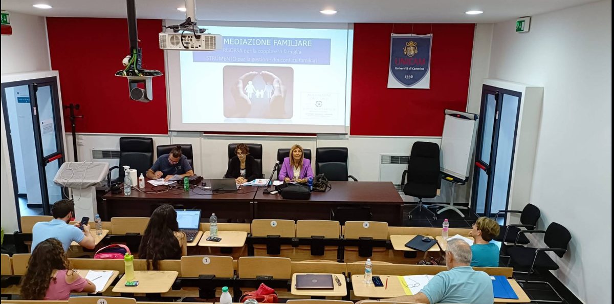 L'avv. Patrizia Orsini durante un intervento pubblico sul tema della mediazione familiare